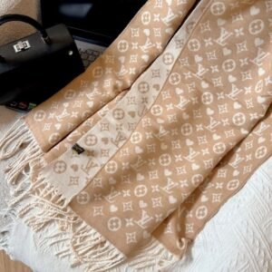 Louis vuitton Winter scarf
NO:NO:WS287 Material: