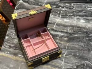 Louis vuitton  NO:102213-2 Material: