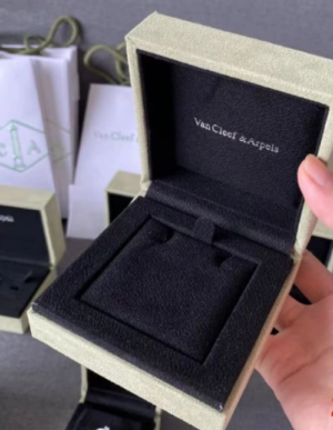 Van cleef & arpels Standard box NO:VCA-8 Material:velvet