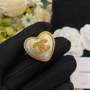 Chanel Brooch NO:C035 gold Material:copper